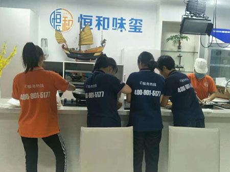 电商部的同事们正在准备产品